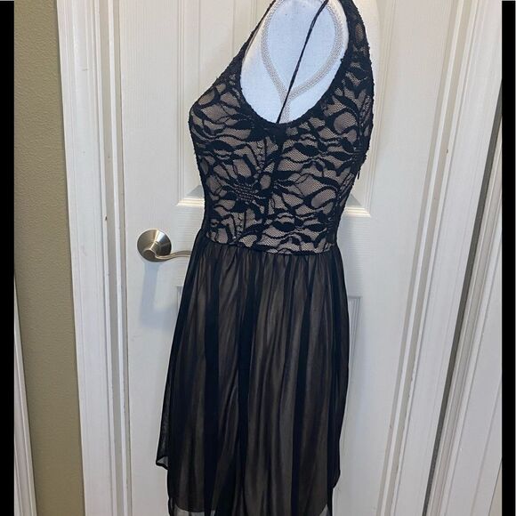 Classic Dress a Closet Must!  Size 3/4 - Picture 6 of 7